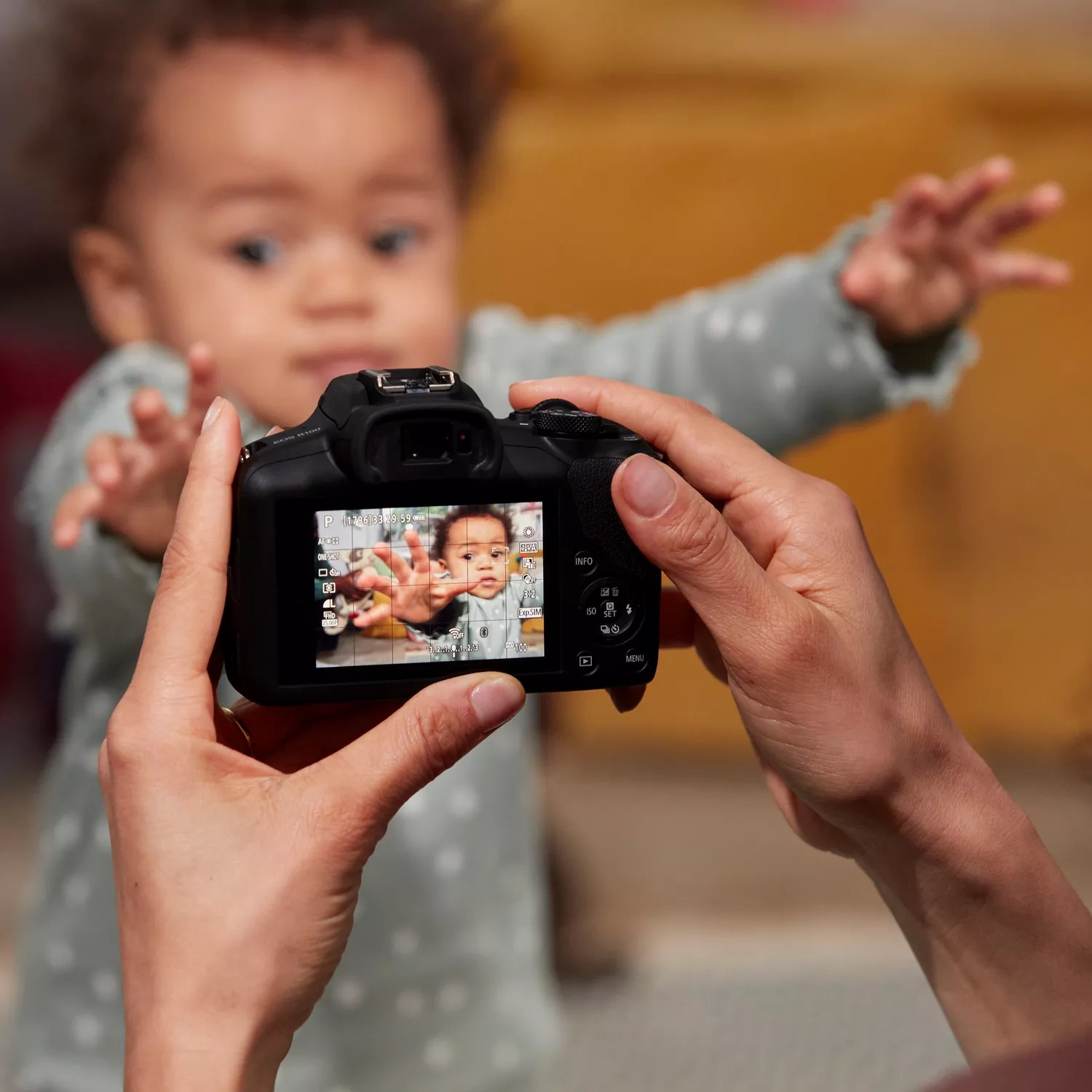 CANON EOS R100 BLACK + RF-S 18-45 IS STM